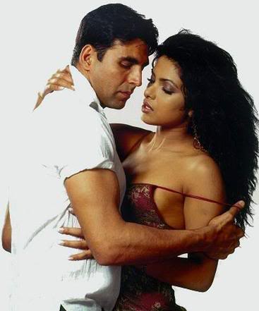 Priyanka and Akshay to sizzle together again Akshay_opening_priyankas_bra