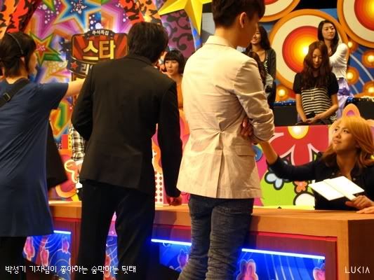  [Pic][19-9-2010]Key recording SBS-TV Chuseok Special Star Real  0917star19