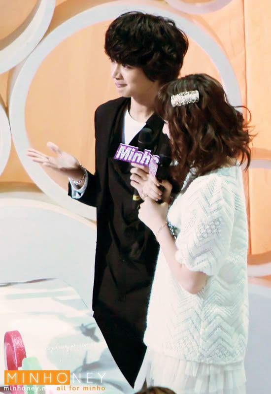 19.03.11 - Onew et Minho MCS au Music Core.  C0093231_4d84c4fd90643