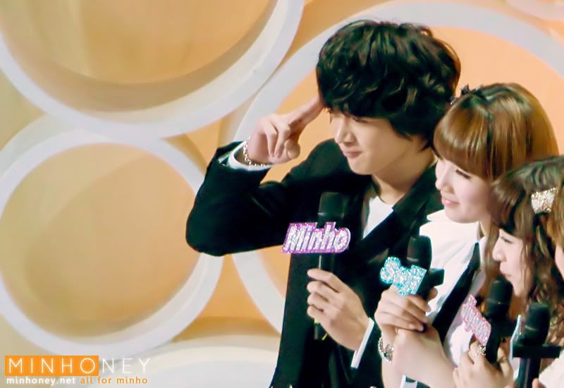 19.03.11 - Onew et Minho MCS au Music Core.  C0093231_4d84c50f3e9ad