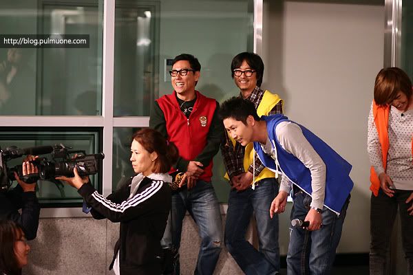 [Pic][15-10-2010] Onew recording YHS 1503361F4CB560D2526A79