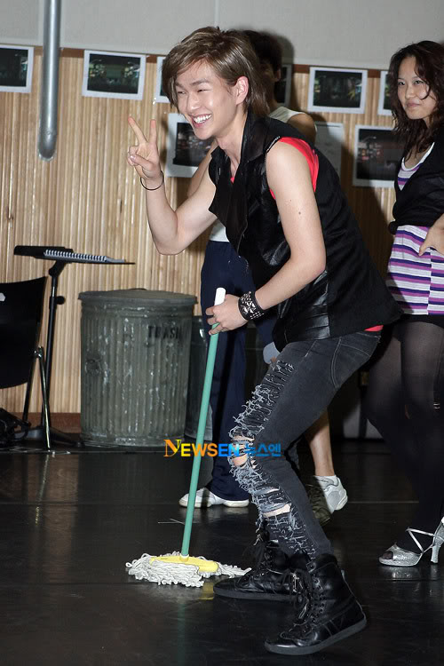 [Pic][7-9-2010] Onew luyện tập cko vở nhạc kịch update 201009102216331001_1