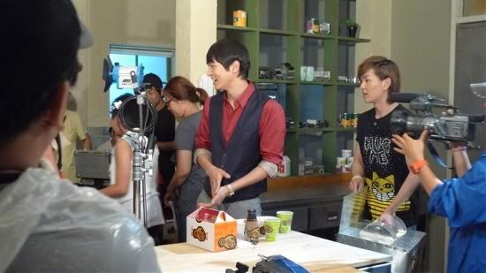 [Pic][20-8-2010] Onew Yhs recording A0051990_4c6cafd321046