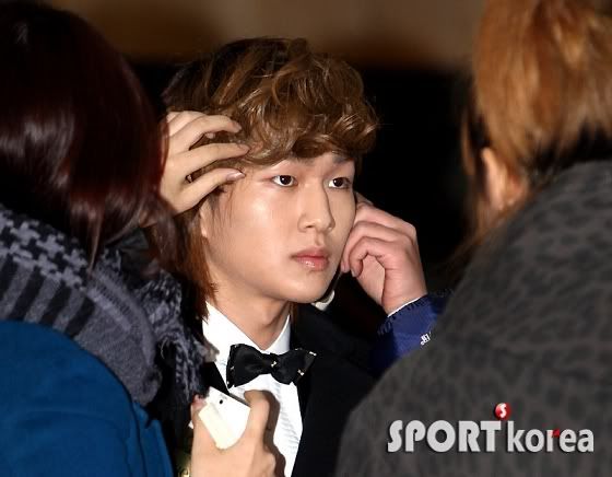 [News Photo] MC Onew at MBC Korean Film Awards 101118 20101118173210649