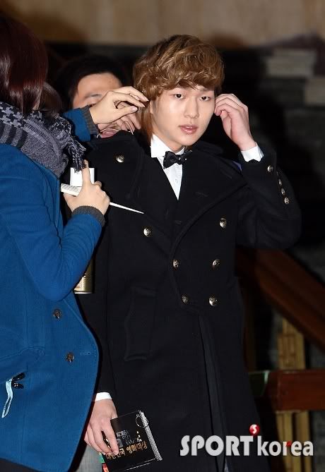 [News Photo] MC Onew at MBC Korean Film Awards 101118 20101118173626827