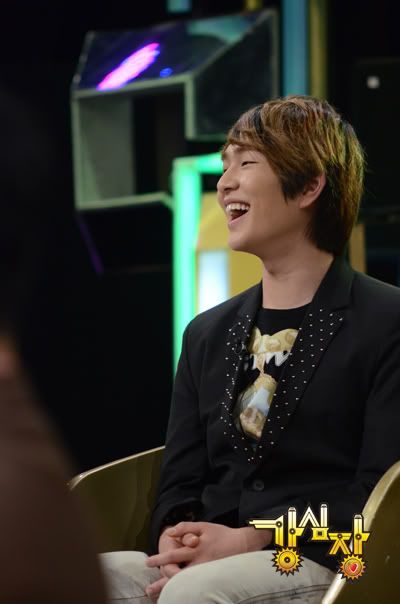 18.03.11 - Onew à Strong Heart.  Img0404_20110320041305_1