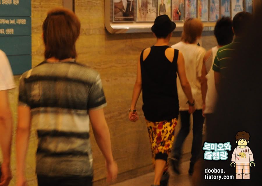 [Pic][21-8-2010] SHINee at HongJinGyeong’s Radio  1149A8354C6EA3291441CA