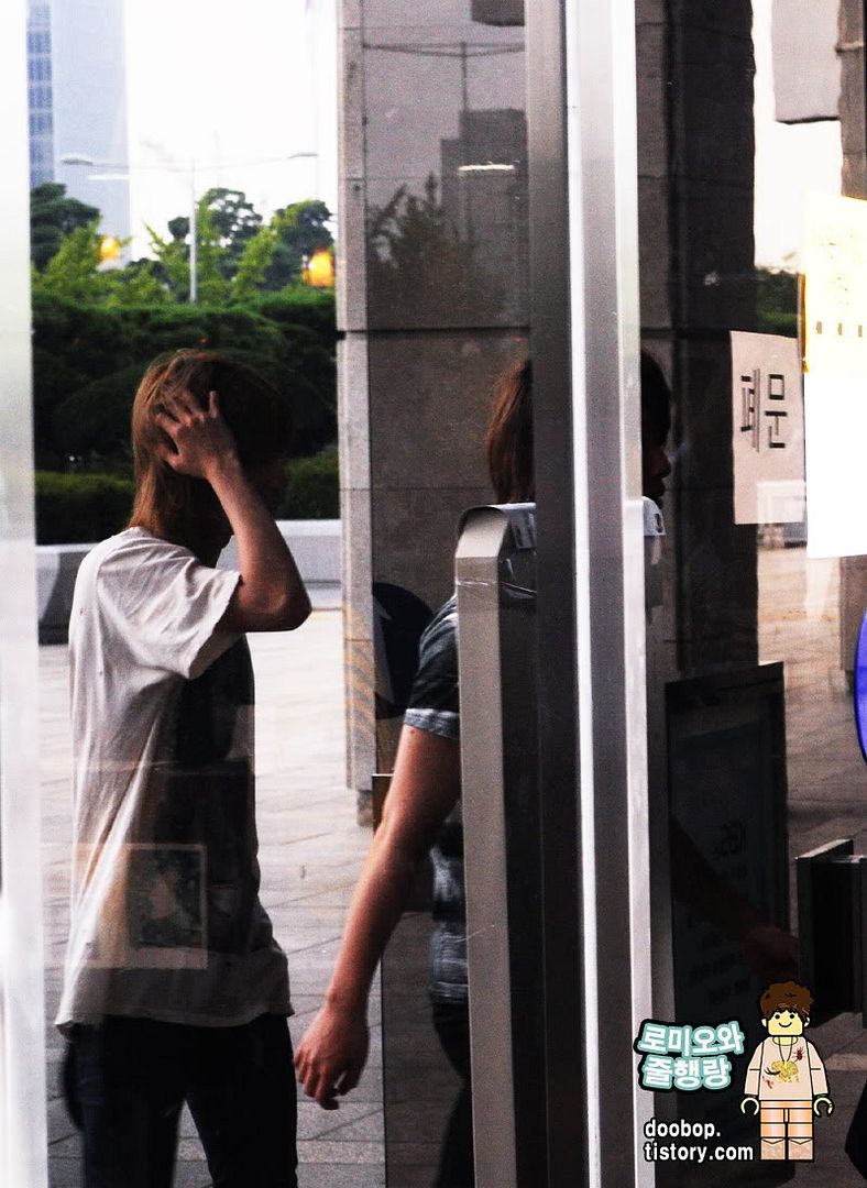 [Pic][21-8-2010] SHINee at HongJinGyeong’s Radio  1449A8354C6EA3251108B8
