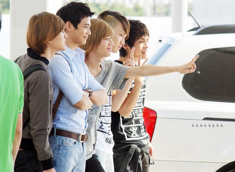 [Pic][4-9-2010] SHINee at Incheon Airport  D0048319_4c7fe4c19abc62