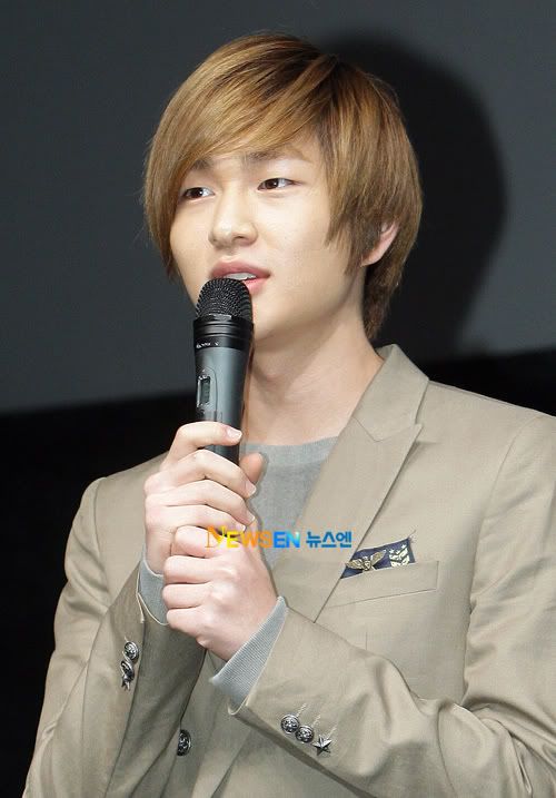 صور Onew و Key في Warriors Way Premiere  201011301842211003_1