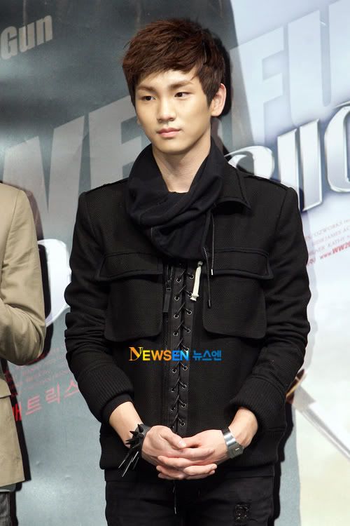 صور Onew و Key في Warriors Way Premiere  201011301843591003_1