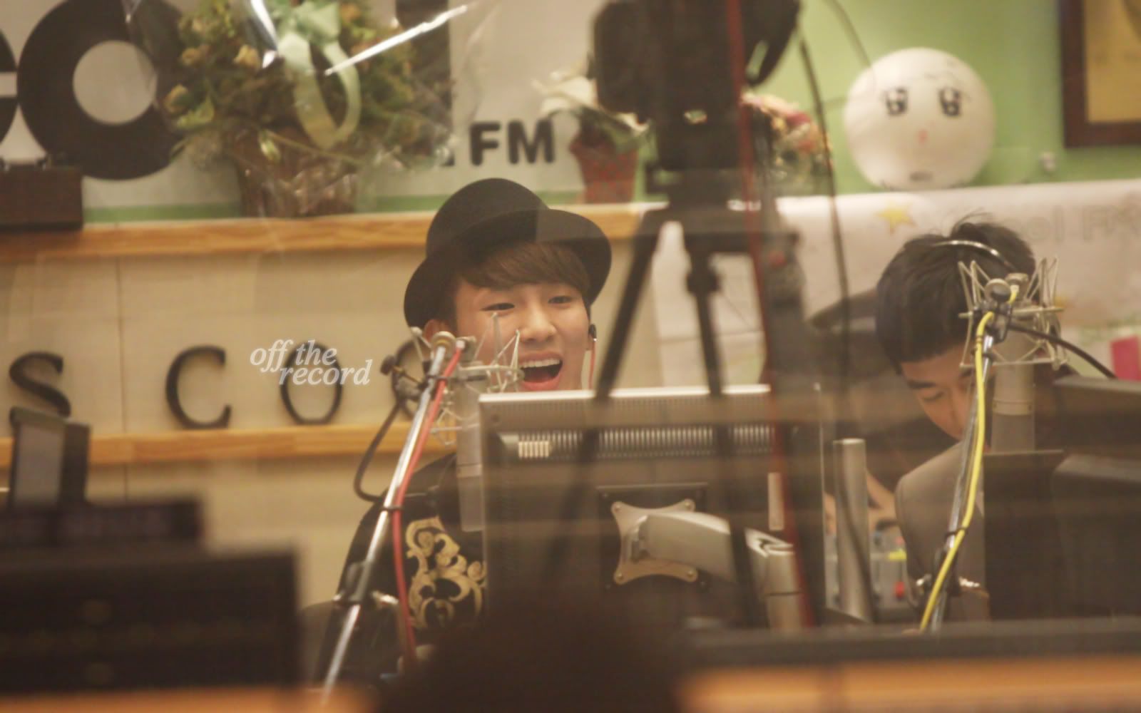 [Pic][5-10-2010]Minho and Key at Sukira [ Ngắm Minho chu mỏ] 34732217