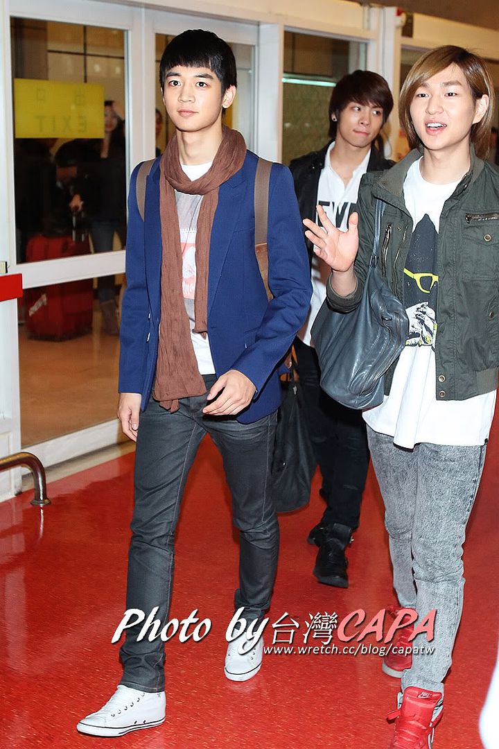 [Fan Photo] Shinee at Taoyuan International Airport 101104 5144762455_d8370ac6da_o