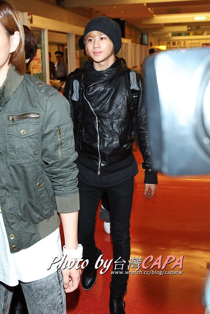 [Fan Photo] Shinee at Taoyuan International Airport 101104 5144762523_464ac02516_o