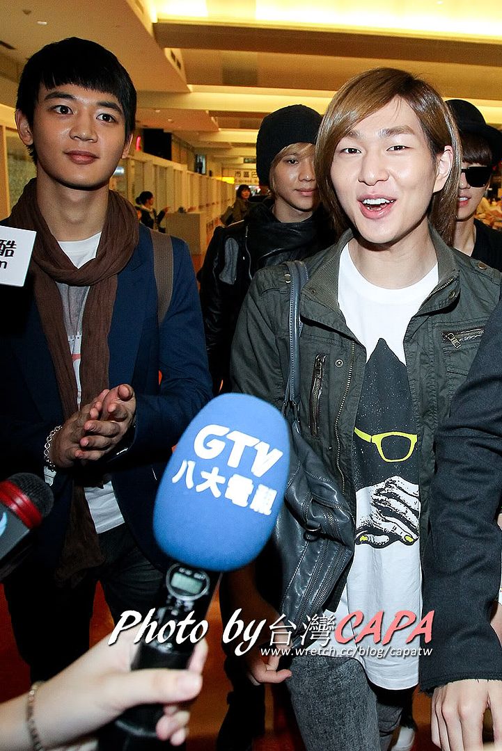 [Fan Photo] Shinee at Taoyuan International Airport 101104 5144762777_49ed276bec_o