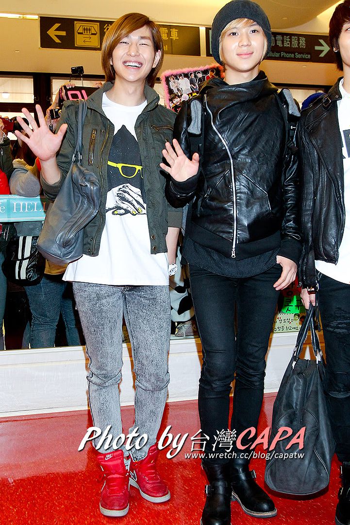 [Fan Photo] Shinee at Taoyuan International Airport 101104 5144763561_4bf0d42b30_o