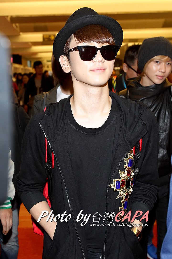 [Fan Photo] Shinee at Taoyuan International Airport 101104 5144765897_233062cc4a_o