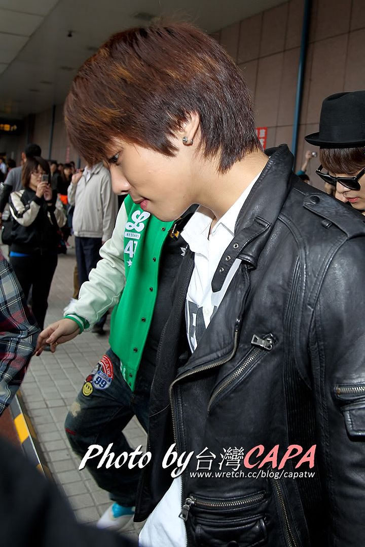 [Fan Photo] Shinee at Taoyuan International Airport 101104 5144769027_e79c261ed9_o