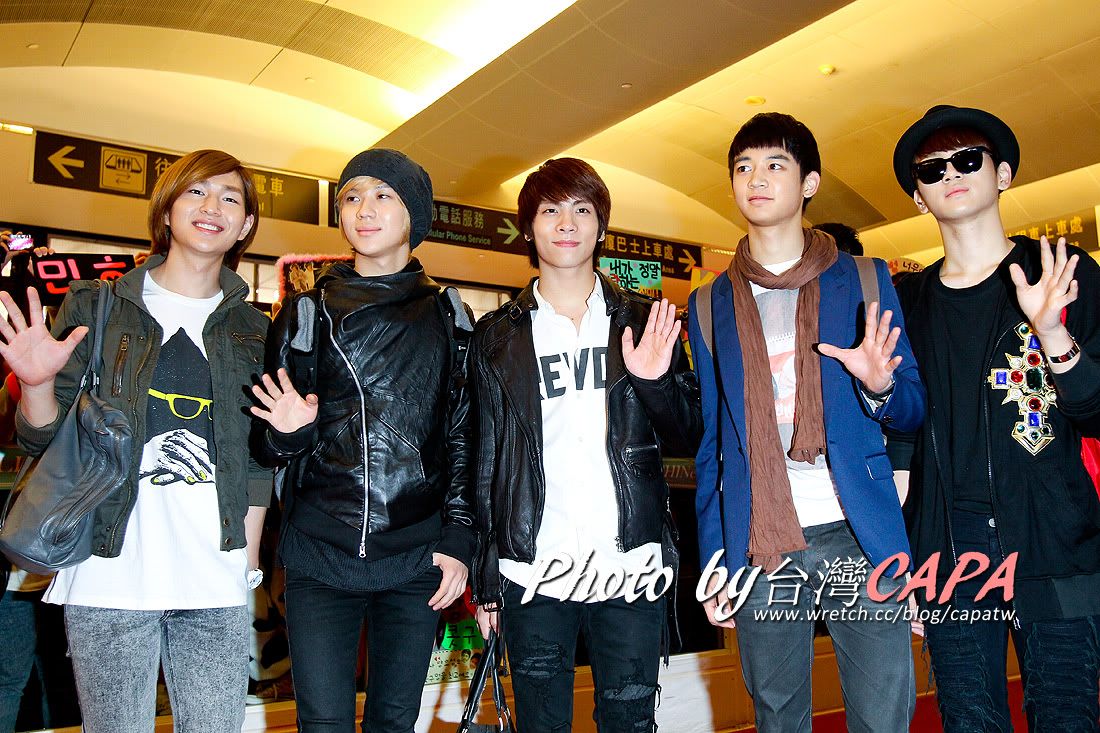 [Fan Photo] Shinee at Taoyuan International Airport 101104 5144770401_227a8b6b58_o