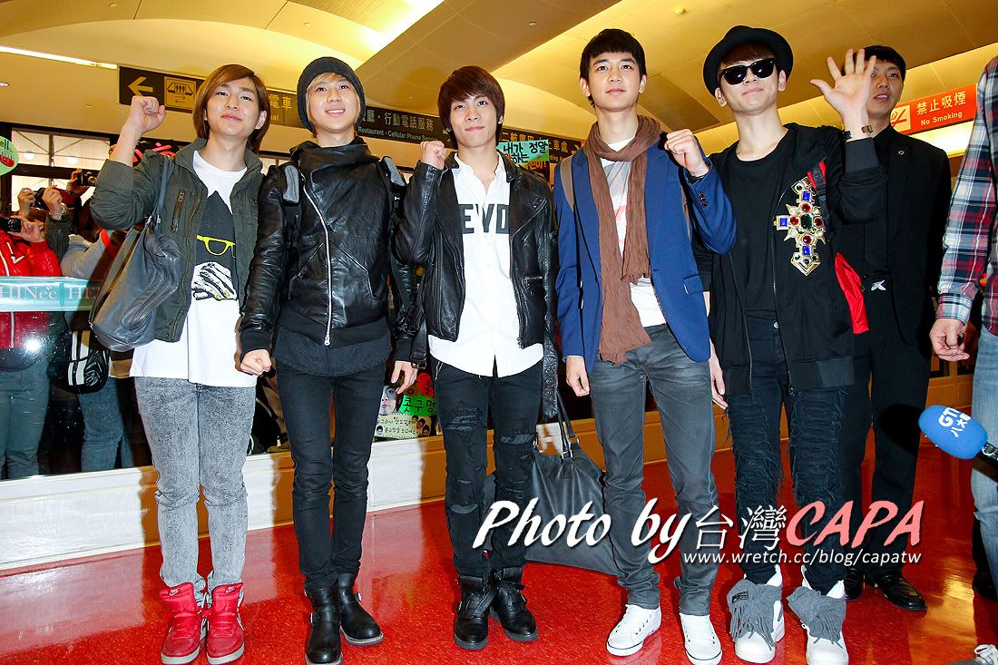 [Fan Photo] Shinee at Taoyuan International Airport 101104 5144770849_23c1ef0731_o