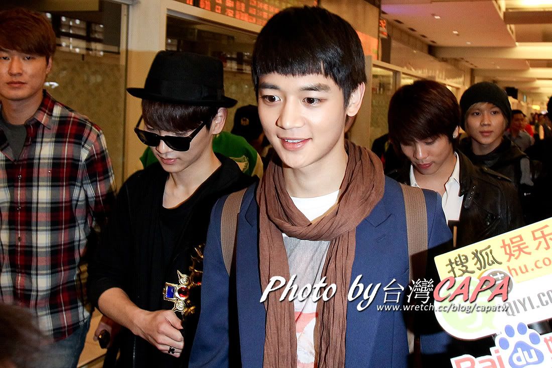 [Fan Photo] Shinee at Taoyuan International Airport 101104 5144771777_96f84a69e6_o