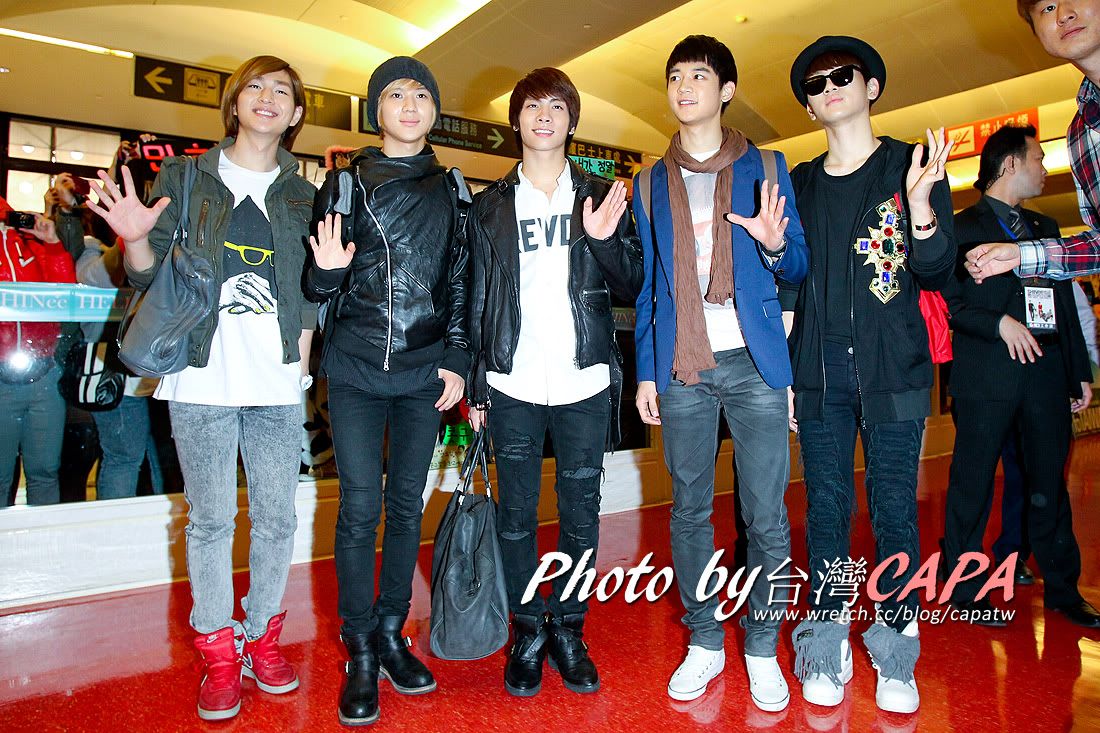 [Fan Photo] Shinee at Taoyuan International Airport 101104 5145371142_631532f9d2_o