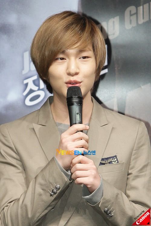 صور Onew و Key في Warriors Way Premiere  A0051990_4cf4d337208eb