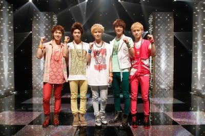 110801 | Les SHINee à “Totugeki ♪ music” pour le début de leur nouvelle chanson 20110731030407_00_400