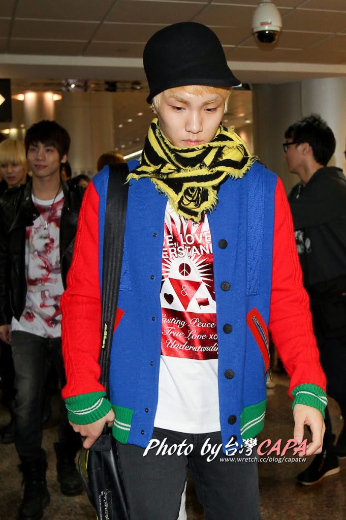 111120 SHINee @ Taoyuan Airport 6367553129_3fedac9da5_o