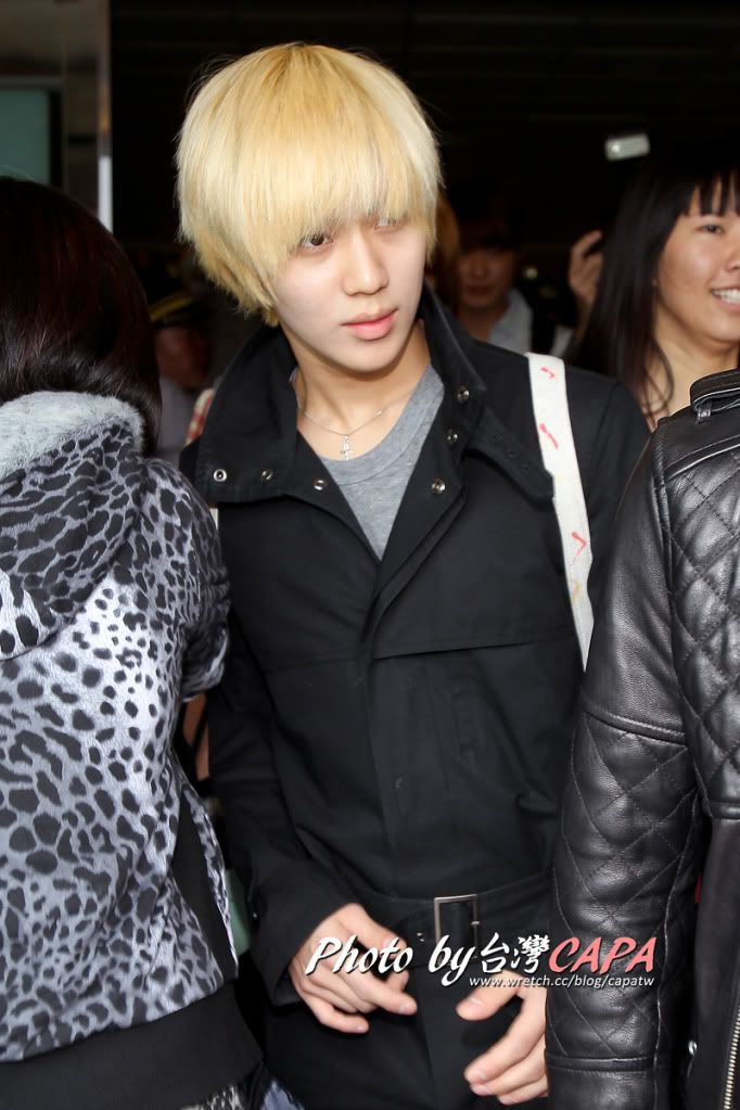 111120 SHINee @ Taoyuan Airport 6367555911_06680dc038_o