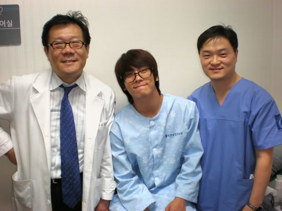 [pic][25-1-2010] Jonghyun chụp ảnh cùng bác sĩ phấu thuật BBFEC0CCB4CF_B1E8C1BEC7F6
