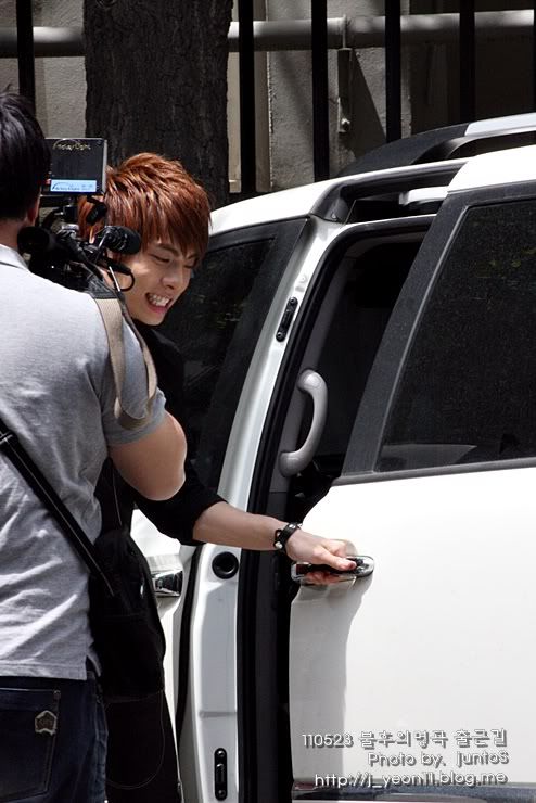 Jonghyun Recording Immortal Song 2 [110523] IMG_1058