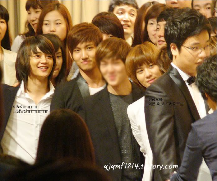 22.05.10 - Le groupe à un mariage avec Yunho et Changmin.  Kawinan4