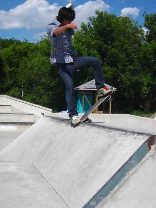 trick sur rampes ;p AlexChoibsbluntslide