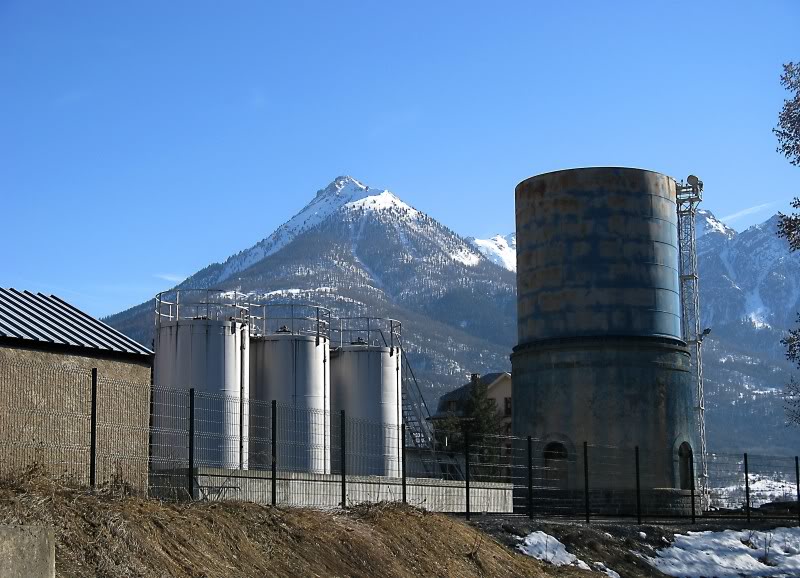 Briançon - Briançon. La gare. Au fond, le Chaberton (fort italien