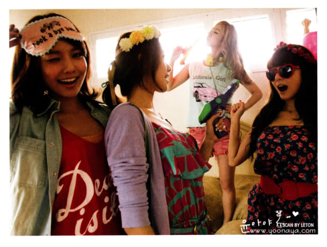 Girls'Generation - Holiday Photobook 61328602201112030043192244654462851_003