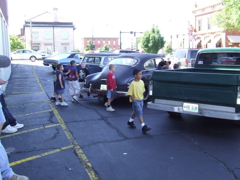 Teaching the school kids. 4th St. School.. 034-8