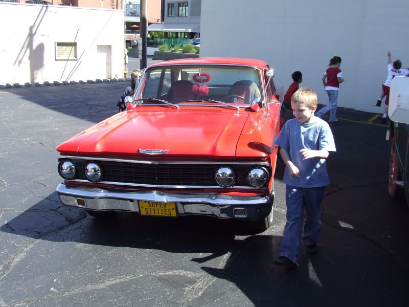 Teaching the school kids. 4th St. School.. 050-1