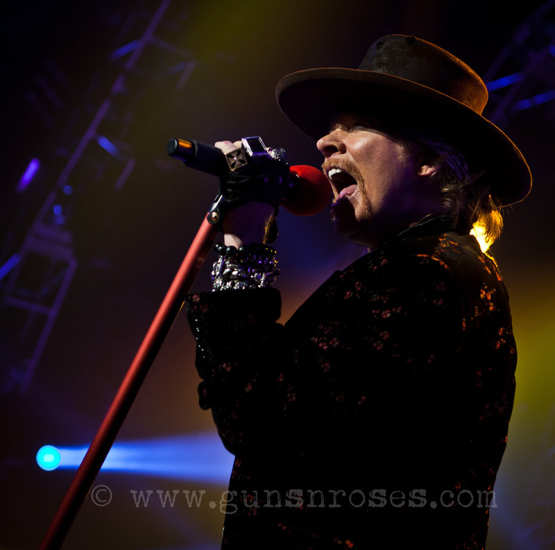 Axl Rose - Page 2 LargeJodPg8kOWMrd_-wY8T5Xeqpy4qm1GTZ9acVYrzhEmFo