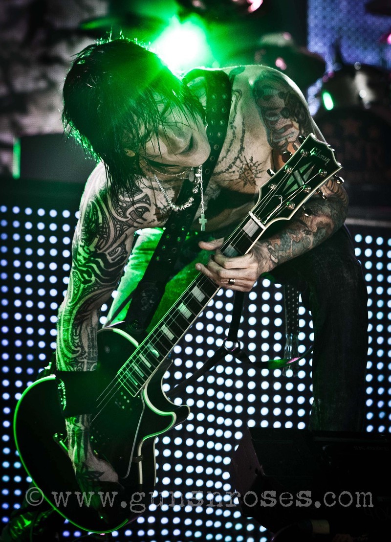 Richard Fortus LargeYqTC2Ak8_hdcfXcPVTfY6F_w2-QEACJrGPHsNeBNgHo