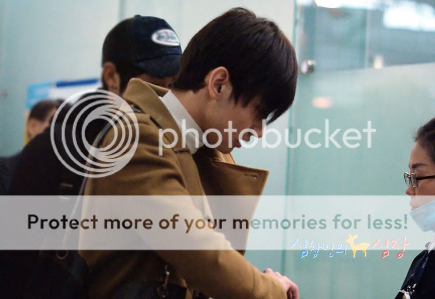 [PICS] 091125 HOMIN AT INCHEON AIRPORT 25smyuibkk9