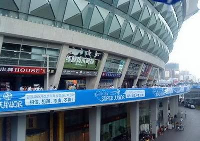 [20.09.10][NEWS] ELFs Trung Quốc làm banner dài 700 mét giành tặng Super Junior  Sj2k