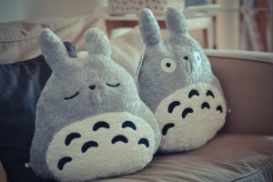 Achat d'article de jeux vido, manga et autres. (rouyn-Noranda) - Page 3 20101225-coxy-totoro-plush-cushions