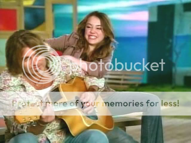 Miley Cyrus Expressgrowingup_025