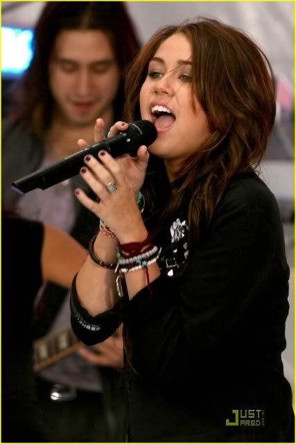 Miley Cyrus Fotoğrafları Miley-cyrus-today-show-concert-12