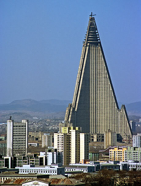 10 ndertesat me te shemtuara te botes,mes tyre dhe Biblioteka Kombetare ne Prishtine Ryugyong-hotel1