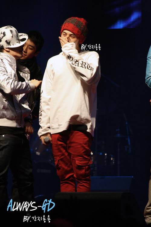 [20.02.09][Pics] G Dragon - Hankuk University F0026549_499dbb2dec98e