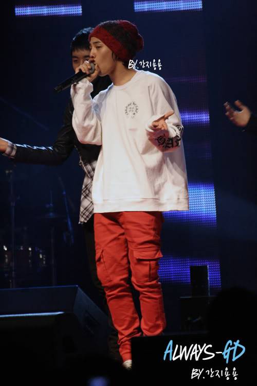 [20.02.09][Pics] G Dragon - Hankuk University F0026549_499dbbe60e932-1