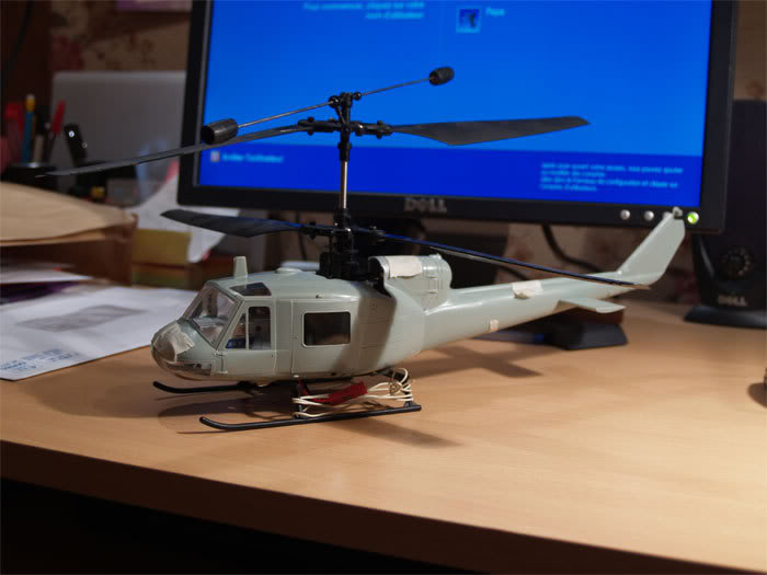 1/35 UH 1C Huey radiocommandé, pour voler dans le salon... Huey1