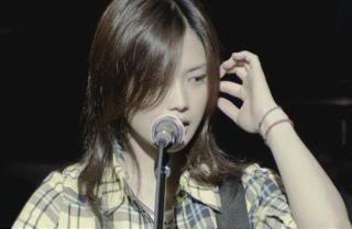 YUI pics that makes you go kyaaa!~ XD 1_124800856l